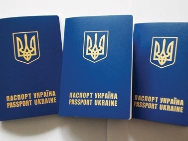 Аваков обещает после праздников начать выдачу биометрических паспортов