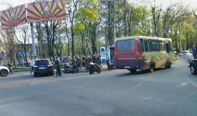 В центре Донецка пьяный боевик устроил аварию и прострелил ногу водителю, - фото