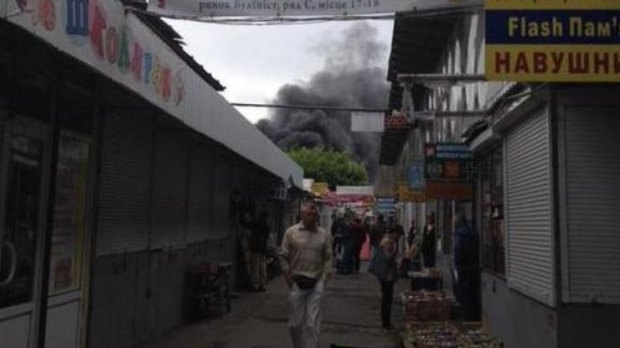 В Киеве произошел пожар на одном из крупнейших рынков, - фото