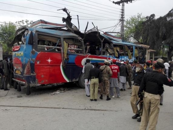 В Пакистані автобус впав в ущелину, загинули 25 людей