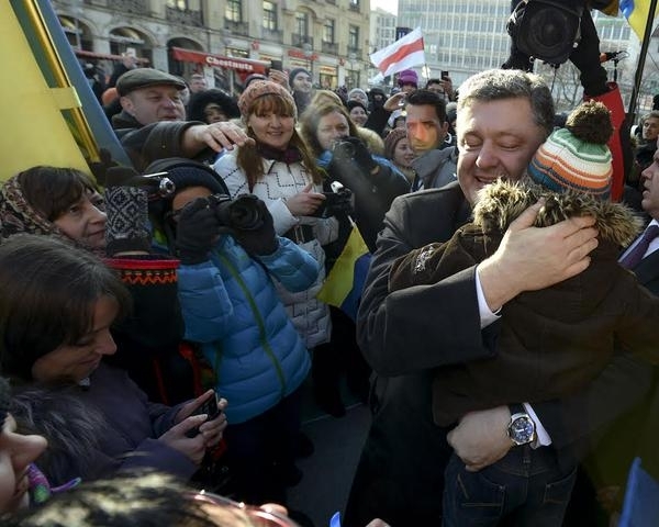 Порошенко встретился с украинцами в Мюнхене: весь мир сегодня с Украиной! - фото