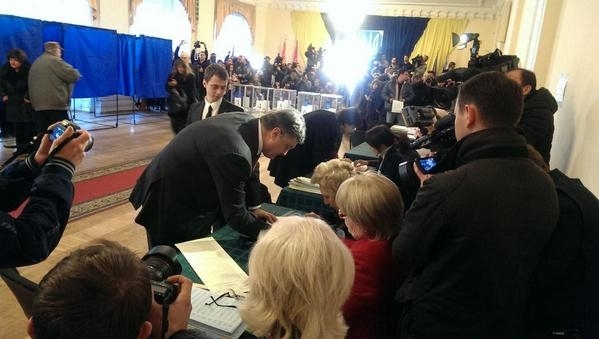 Порошенко в Киеве проголосовал на выборах в Раду, - фото, видео