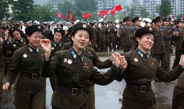 Північнокорейські військові танцюють з радості (фото)