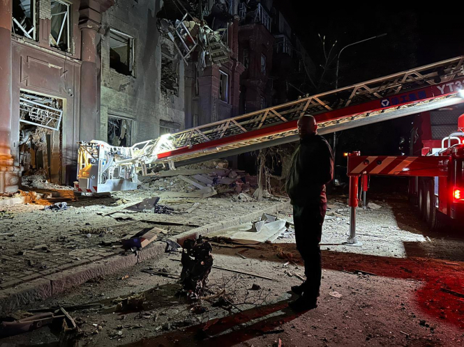 росіяни обстріляли багатоповерхівку в Запоріжжі: є загиблі та поранені


