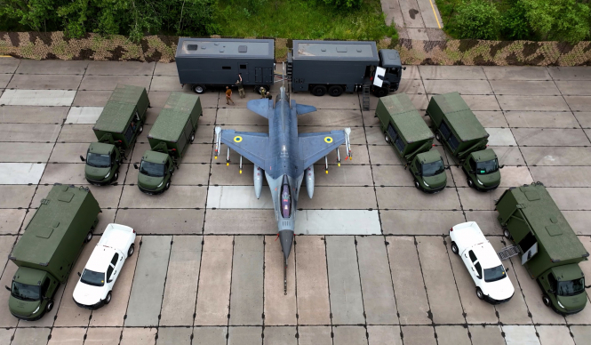 Міноборони вперше показало мобільні комплекси для обслуговування F-16