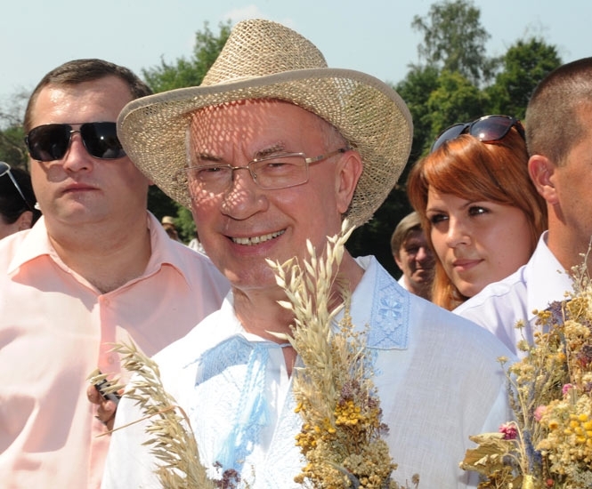 Азаров обещает украинцам низкие цены на европейские продукты 
