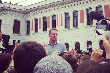 Навального зустріли у Москві: з оплесками, вигуками та квітами (відео) 