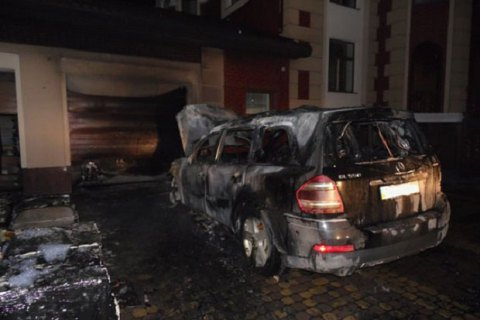 Неизвестные в Ровно подожгли дом и машину местного депутата, - СМИ