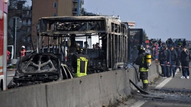 В Італії водій-сенегалець підпалив шкільний автобус разом з дітьми, - ФОТО, ВІДЕО
