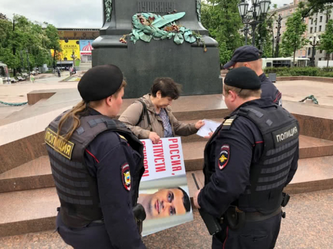 В Москве прошли одиночные пикеты в поддержку Сенцова