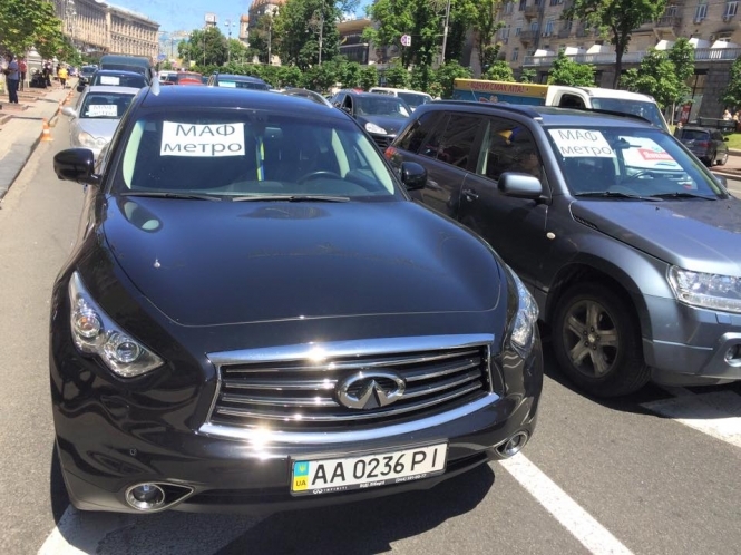 Незадоволені власники МАФів перекрили Хрещатик на автівках преміум та люкс класу