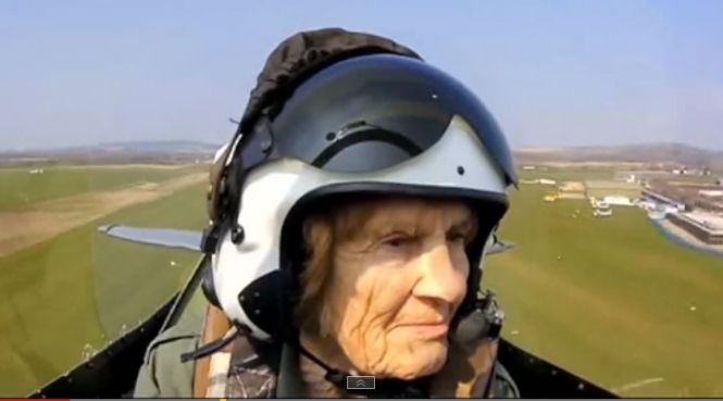 92-летняя британка показала, как надо летать на истребителе