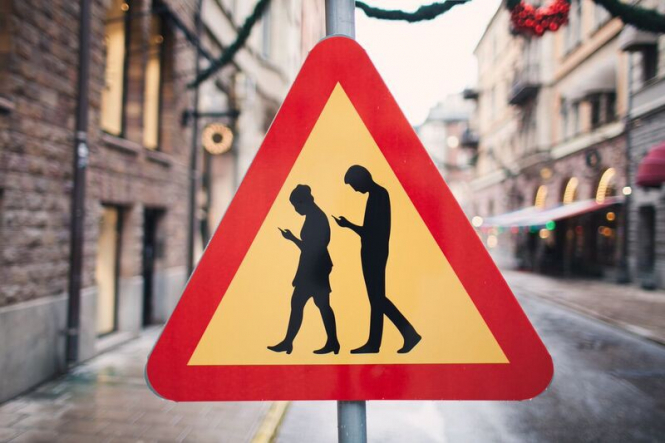 Пешеходам в Литве запретят пользоваться мобильными на переходах