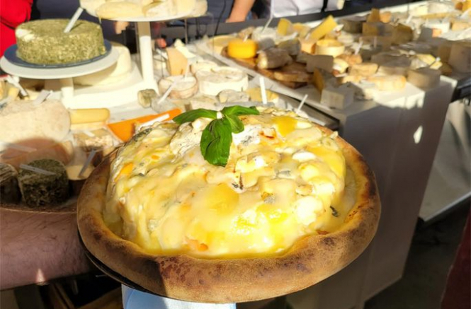 Во Франции приготовили пиццу из 834 видов сыра. Это новый мировой рекорд