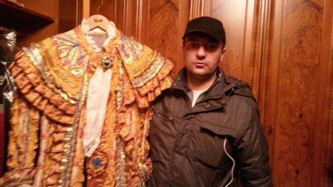В шкафу Януковича нашли необычную одежду