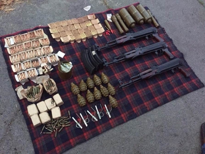 СБУ в Києві затримала 3 торгівців зброєю
