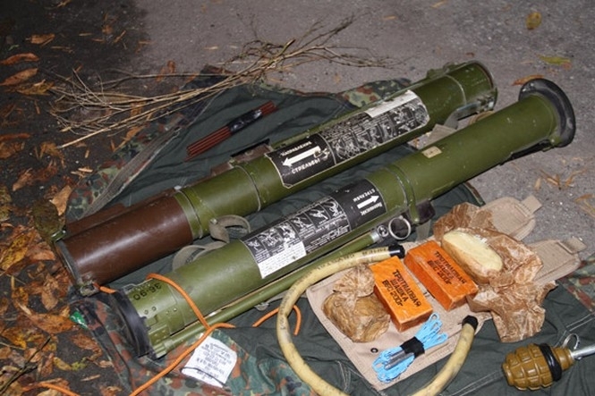 На в'їзді в Харків правоохоронці вилучили арсенал зброї