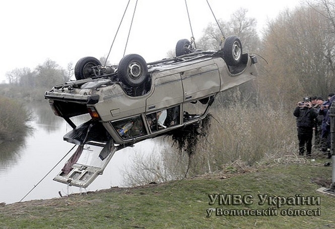 На Волині затонув автомобіль з пасажирами, серед яких були і діти, - оновлено, фото