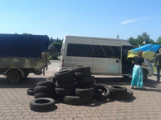 Во Львове люди свозят шины к налоговой: так протестуют против нового руководителя, - фото