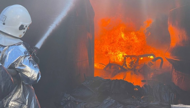 У Миколаєві масштабна пожежа – горить підприємство