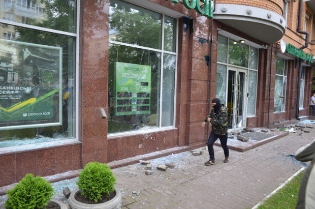 У центрі Києва розгромили відділення 
