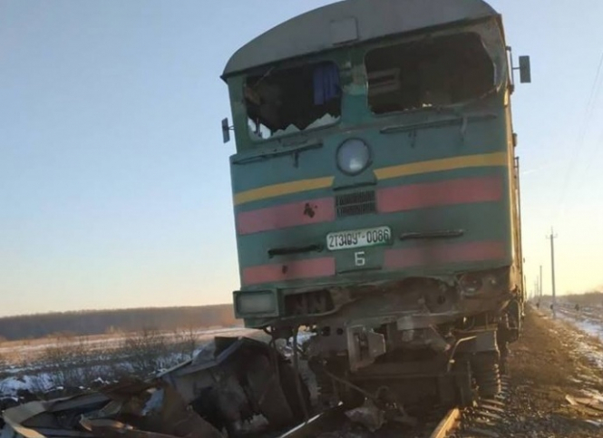 Пассажирский поезд протаранил грузовик на Ивано-Франковщине, - ФОТО