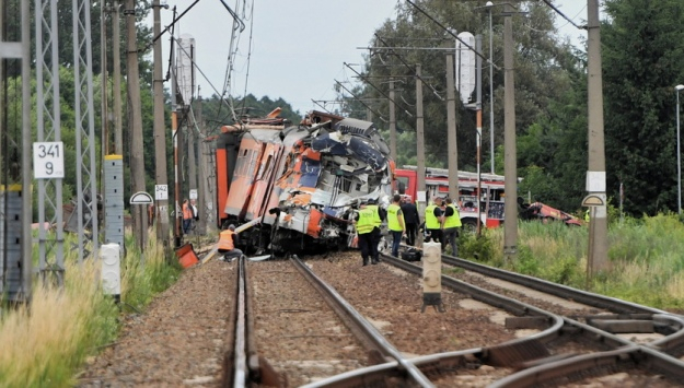 В Польше поезд столкнулся с грузовиком: один погибший, 28 раненых