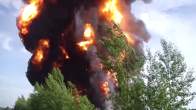 В сети появилось видео, как выглядит пожар на нефтебазе под Киевом с высоты птичьего полета