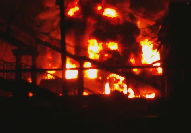 На Харьковщине от выстрела в цистерну с топливом разгорелся пожар, - видео