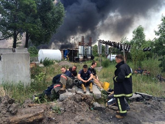Під час гасіння вогню на нафтобазі загинуло троє пожежників