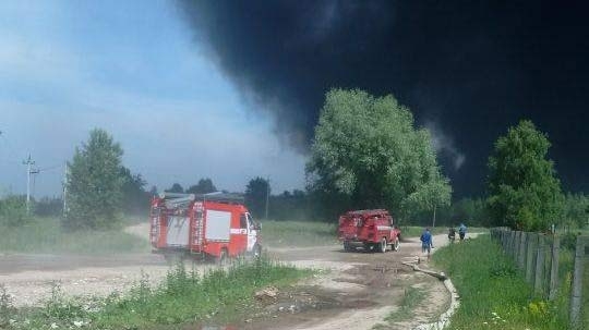 Із двокілометрової зони пожежі на Київщині почали евакуювати населення