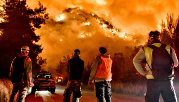 Майже 85 тисяч гектарів випаленої землі: пожежі у Греції тривають