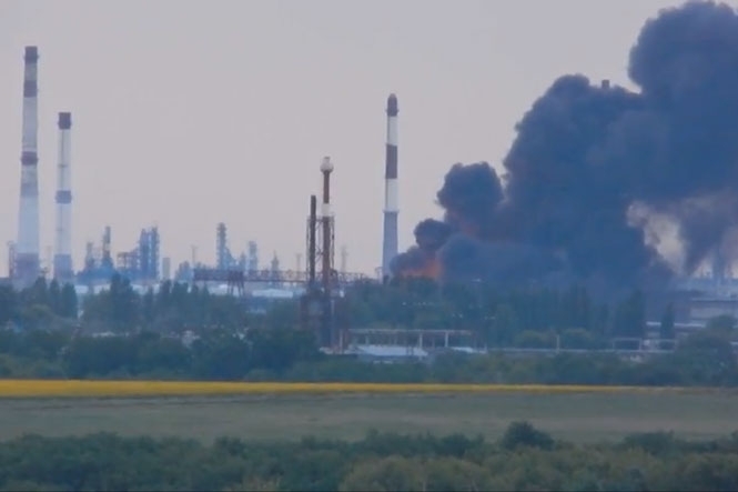 Из-за артобстрела горит Лисичанский нефтеперерабатывающий завод, - видео