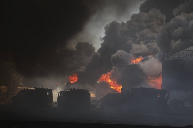 В Курську горить нафтобаза, а в Ханти-Мансійську газопровід після ударів дронів – ЗМІ