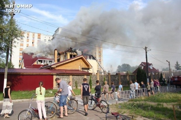 В Житомире 5 часов тушили пожар в развлекательном комплексе 