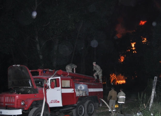 Пожежа на нафтобазі біля Києва: 3 пожежників не виходять на зв'язок, 10 машин знищені