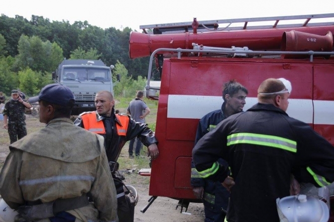 Спасатели проводят откачку бензина с нефтебазы в Киевской области