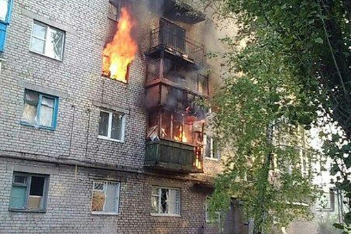 В Донецке от снаряда боевиков горят квартиры