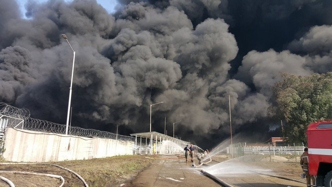 Пожар на нефтебазе на Киевщине усилился