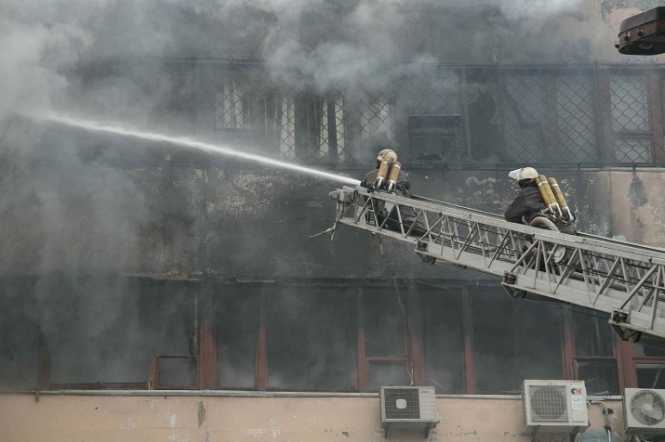 Прокуратура має дві версії виникнення пожежі на заводі 