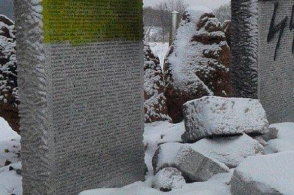 В МИД Украины считают акт вандализма с польским памятником провокацией