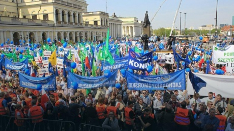 Десятки тысяч поляков участвуют в антиправительственном протесте в Варшаве