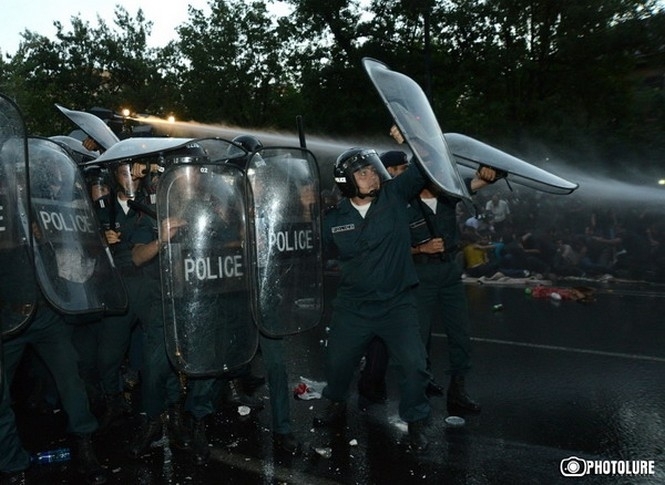 Полиция Армении пригрозила протестующим жесткими мерами при попытке перекрыть улицы