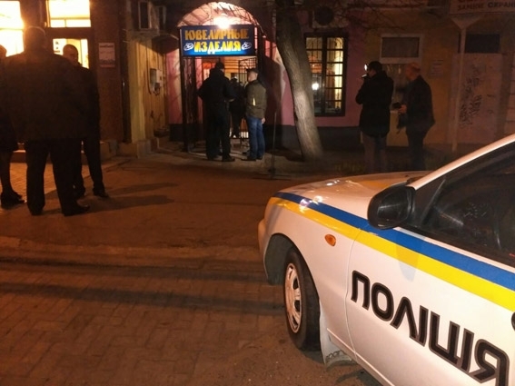 У Миколаєві поліцейські намагались пограбувати ювелірний магазин, - ФОТО