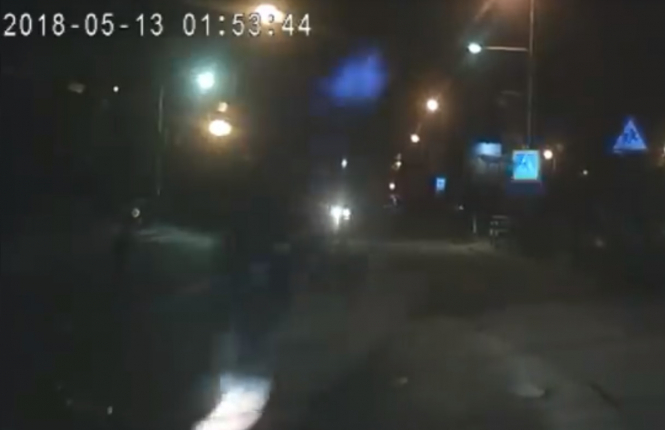 П'яний хлопець у Львові кинувся на поліцейське авто і розбив лобове скло, - ВІДЕО