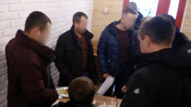 Во Львове полицейские, которых задержали за грабеж с насилием, возобновились в должностях