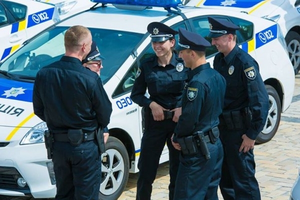 Порошенко и Гройсман поздравили полицейских с профессиональным праздником