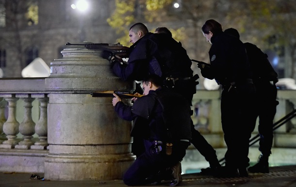 В Париже у собора Нотр-Дам мужчина с молотком атаковал полицейского