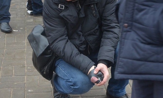 У Миколаєві поліцейський відібрав у злочинця гранату із висмикнутою чекою