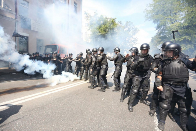 Столкновения полиции и активистов под Радой, - фоторепортаж